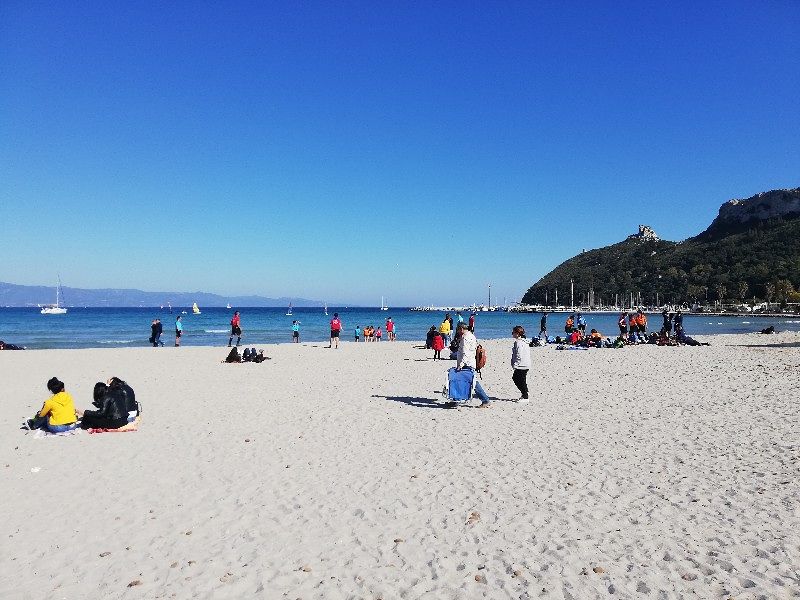 Fine marzo da favola a Cagliari, primi bikini al Poetto: “La bella vita è qui, mica nel nord Italia”