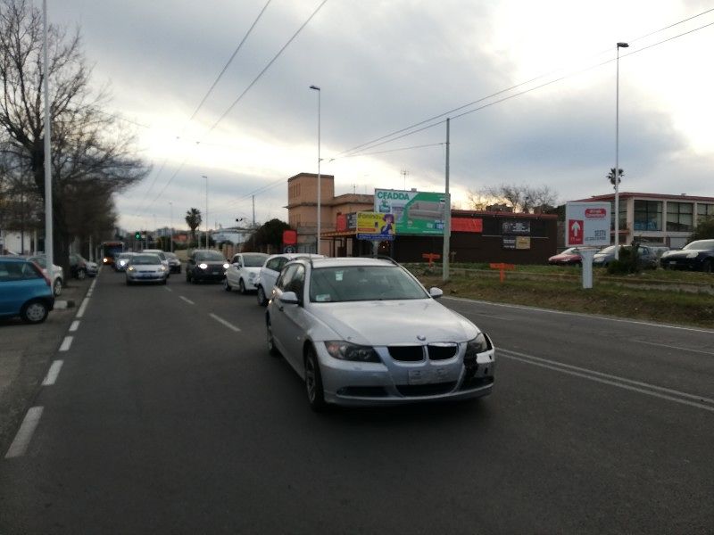 Cagliari, schianto tra due auto in viale Marconi: ambulanza e traffico in tilt