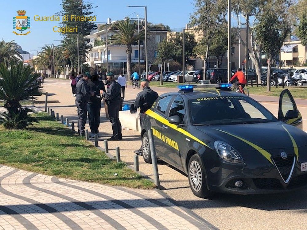 Cagliari, blitz della Finanza al Poetto: sequestrati migliaia di articoli a tre ambulanti