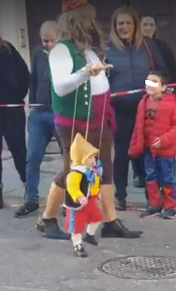 Pinocchio e Mangiafuoco al Carnevale di Nuoro spopolano sul web: “Geniali” – VIDEO