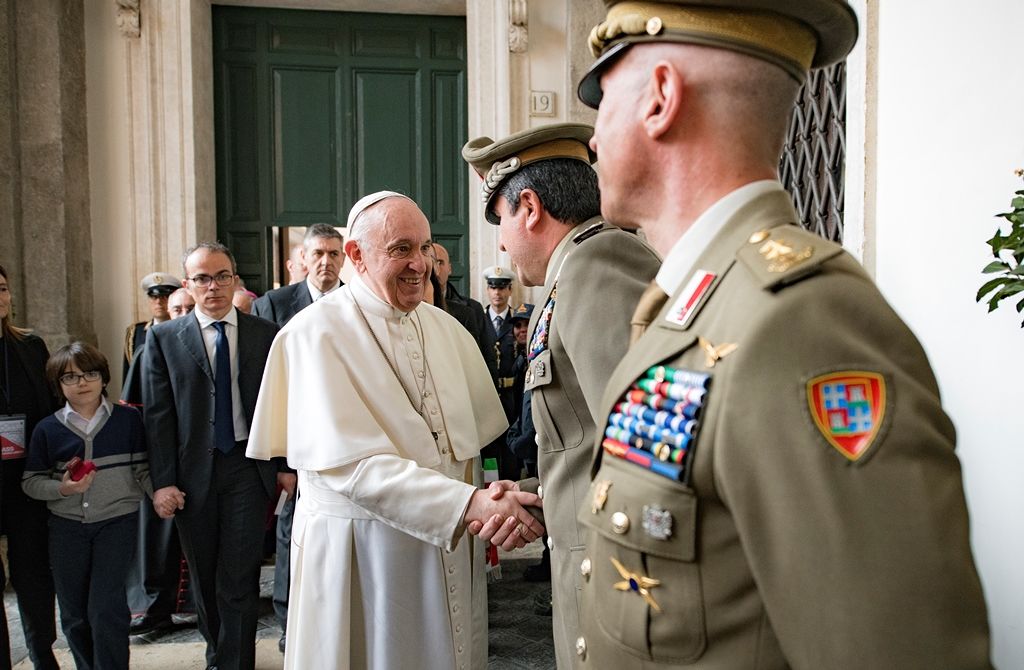 L’abbraccio tra Papa Francesco e i militari della Brigata Sassari impegnati in “Strade Sicure”