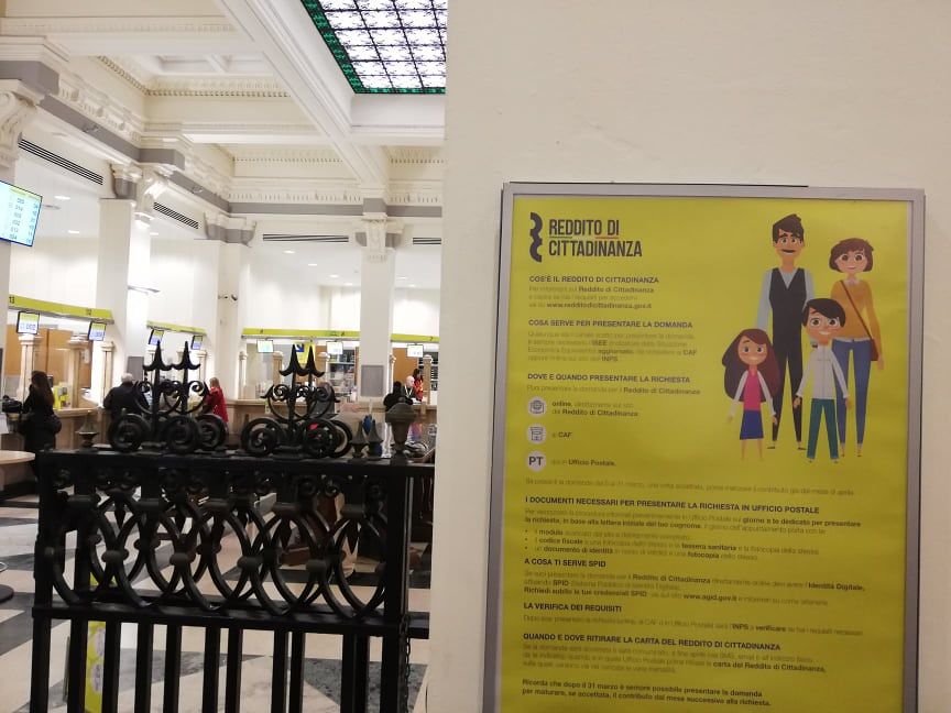Reddito di cittadinanza anche a Cagliari, in centinaia alle Poste: “È l’ultima speranza”