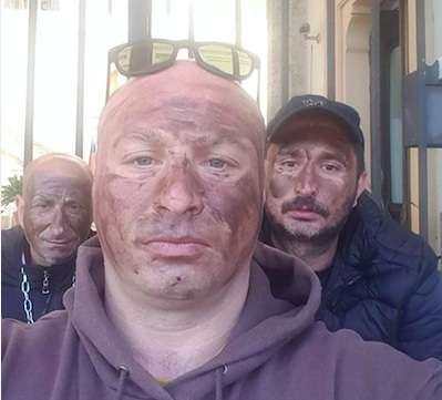 Cagliari, gli ex lavoratori De Vizia si pitturano la faccia di nero: “Ora dateci 35 euro al giorno”