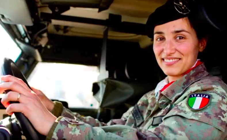 Passione, orgoglio e femminilità: sono i “Diavoli rosa” della Brigata Sassari