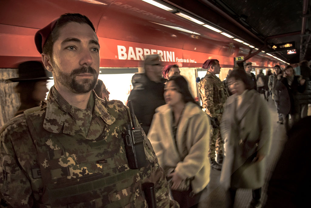 Roma, militari della Brigata Sassari bloccano 4 borseggiatori Rom sulla metro