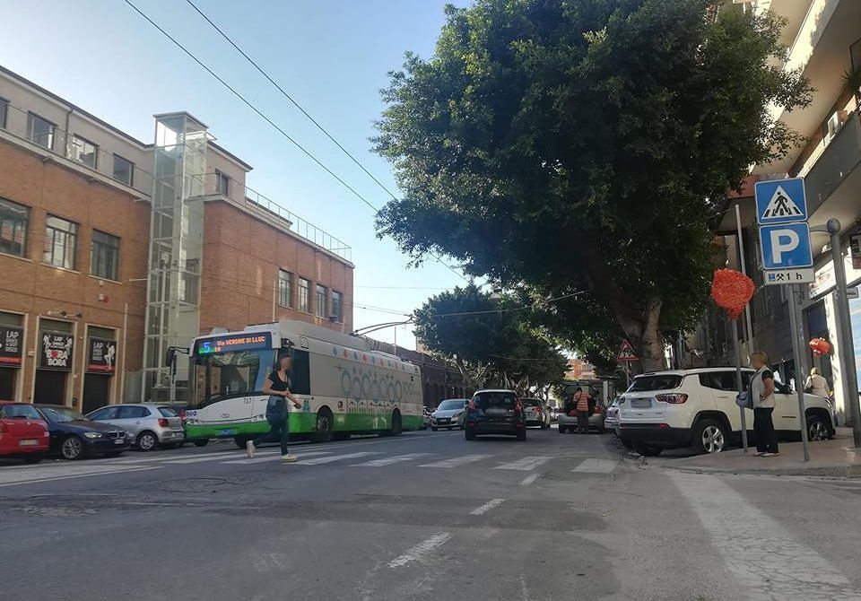 Cagliari, rubano marsupio a un giovane in viale Trieste: coppia di algerini nei guai