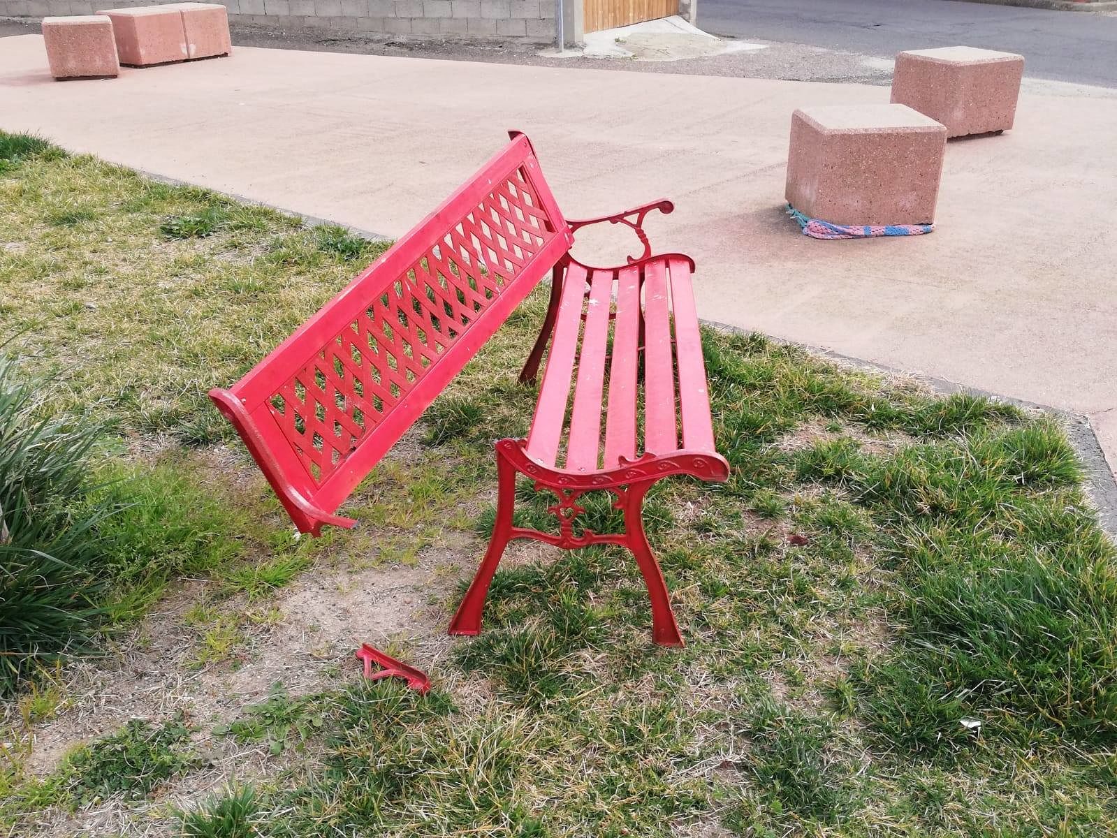 “Cari cittadini che avete distrutto la panchina rossa di San Vero Milis…ora diamo un gesto di solidarietà”