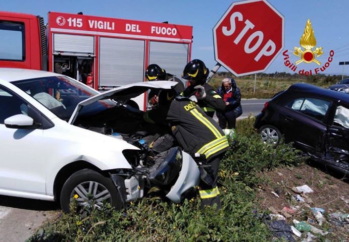 Schianto tra due auto sulla strada di Is Canadesus ad Assemini: un ferito soccorso dal 118 e dai vigili del fuoco