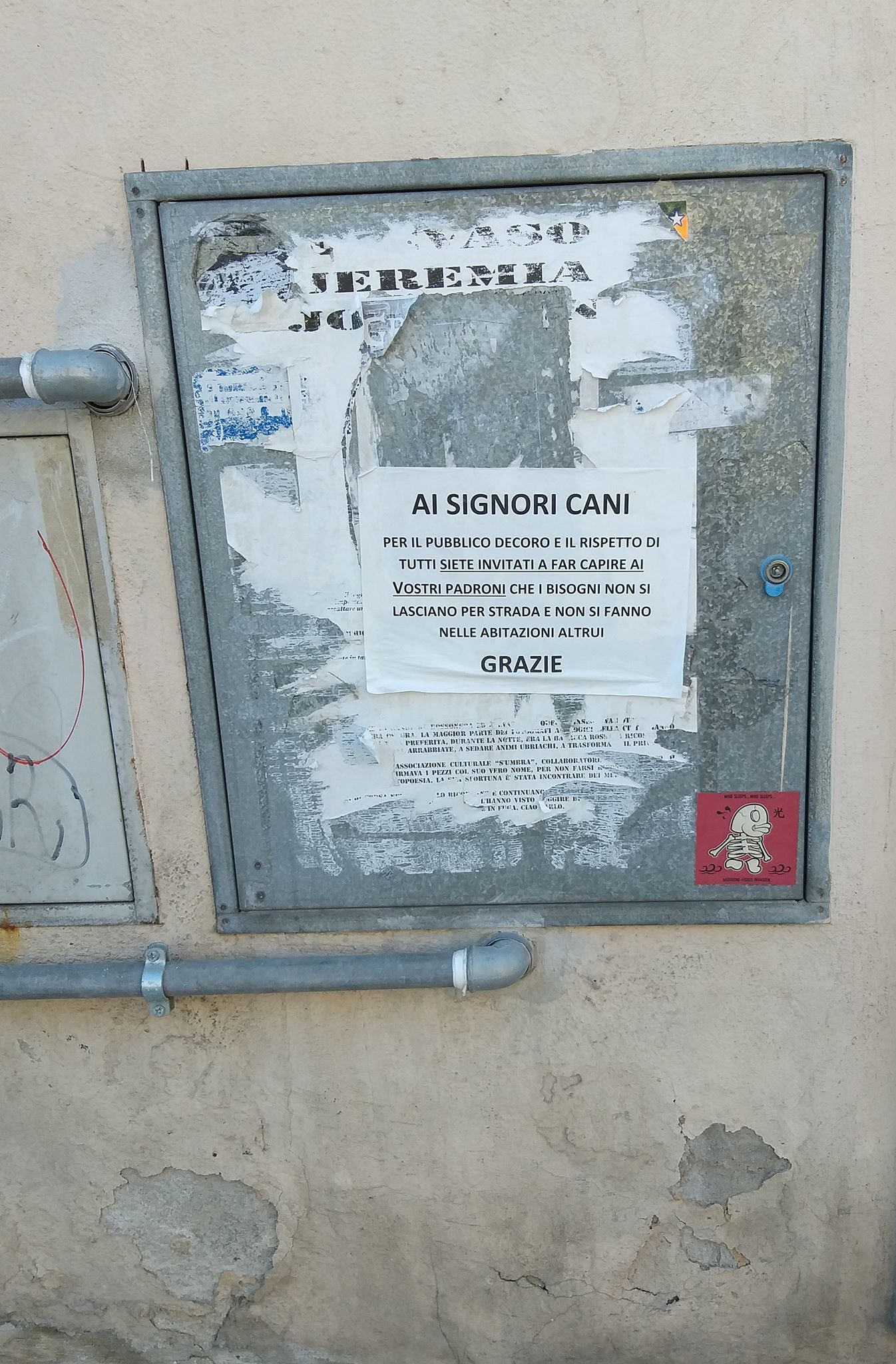 Stampace, il cartello di avviso ai…signori cani e l’ideale risposta: “Oh uomo, che figuracce mi fai fare..”