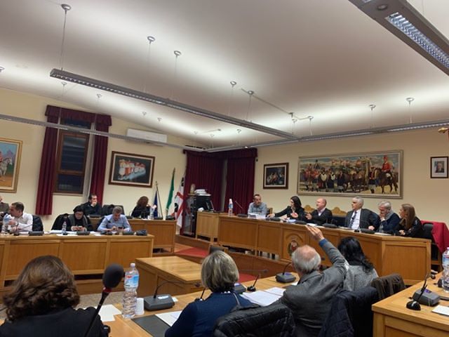 Capoterra, il Consiglio boccia la ribellione sulla trasparenza: è guerra nella maggioranza