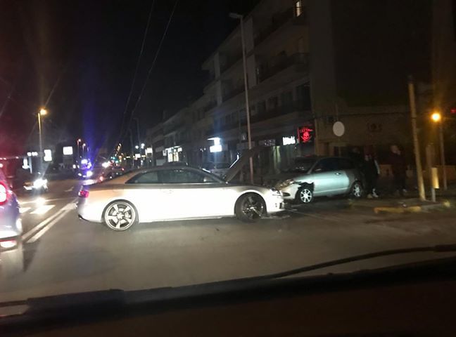 Crash nella notte in viale Marconi: incidente al semaforo, momenti di paura nel sabato sera