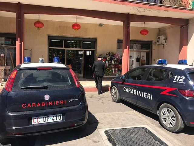 Rapina a Domusnovas: al centro commerciale cinese pistola in faccia al titolare e alla figlia 20enne, che smaschera il bandito
