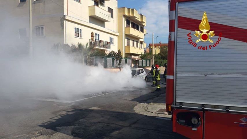 Momenti di paura a Elmas: auto in fiamme in via dei Garofani, in azione i vigili del fuoco