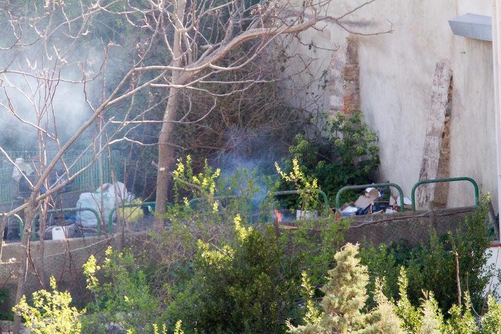 Cagliari, allarme in centro storico: “Roghi di rifiuti sotto viale Buoncammino”