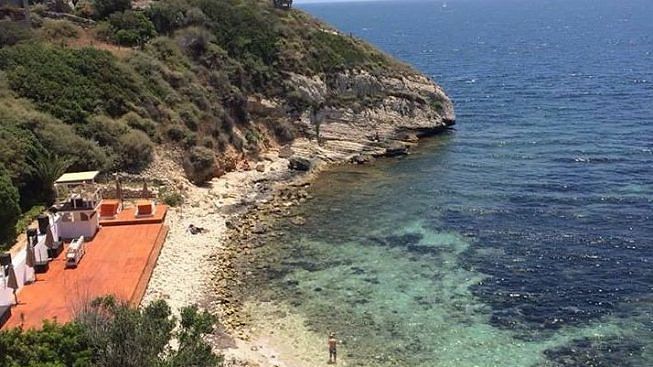 Cagliari, stabilimento balneare con sdrai e lettini nella bellissima Cala Fighera: via alle domande