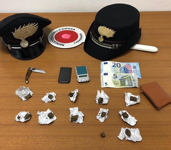 Spaccio di stupefacenti nel parco “Marco Pittoni”: arrestato a Giba un 48enne disoccupato