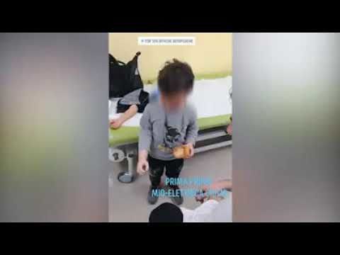 Giulio e l’emozione della prima mano bionica a tre anni: “Wow, posso tenerla?”