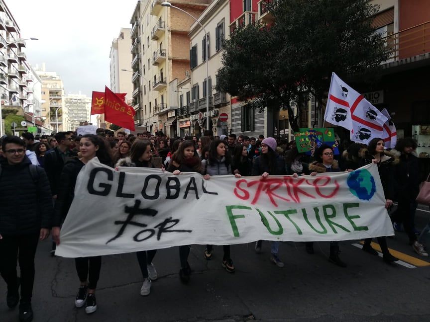 Cagliari, in 2mila alla marcia “per difendere il clima e la terra: ecco il nostro global strike for future”