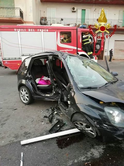 Crash in via Vivaldi a Iglesias, alcuni feriti in gravi condizioni: i soccorsi dei vigili del fuoco