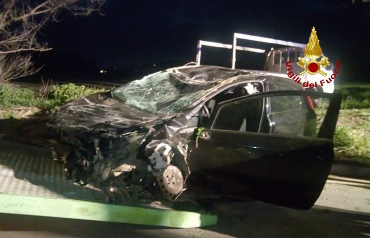 Auto si ribalta a Sestu, due feriti in un altro incidente a Carbonia: vigili del fuoco al lavoro