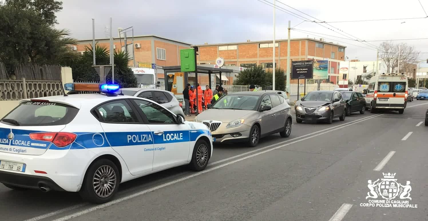 Cagliari, tamponamento in viale Marconi: 3 auto coinvolte e due feriti