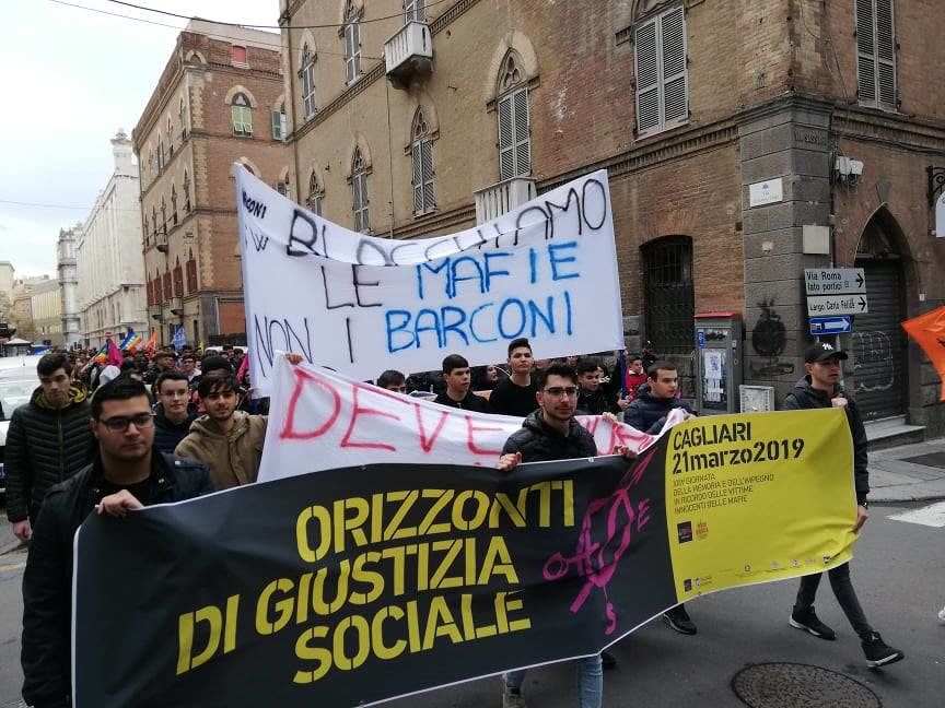 Cagliari, migliaia di studenti in corteo “contro tutte le mafie e per l’accoglienza”