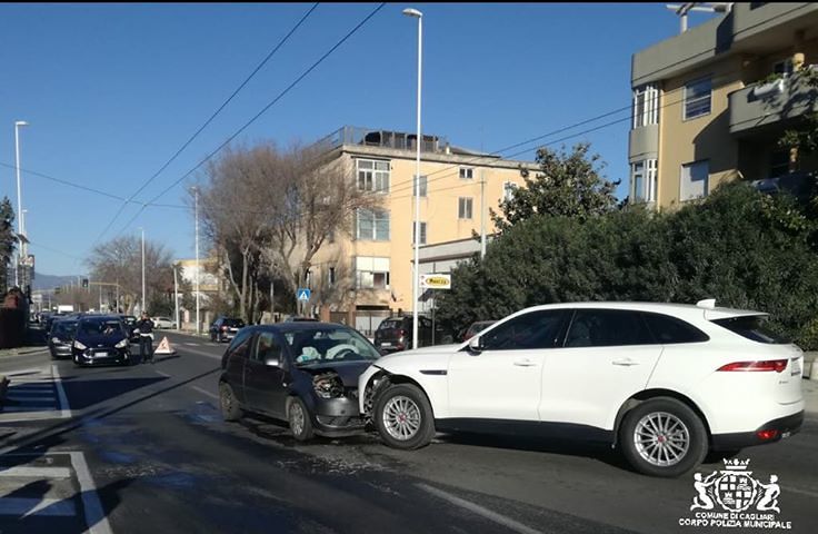 La Jaguar si schianta contro una Fiesta, ancora un incidente in viale Marconi: due donne in ospedale
