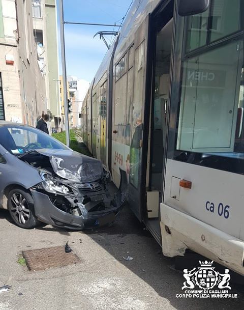 Cagliari, crash in via Puccini tra la metropolitana e una Opel Corsa: i feriti sono due