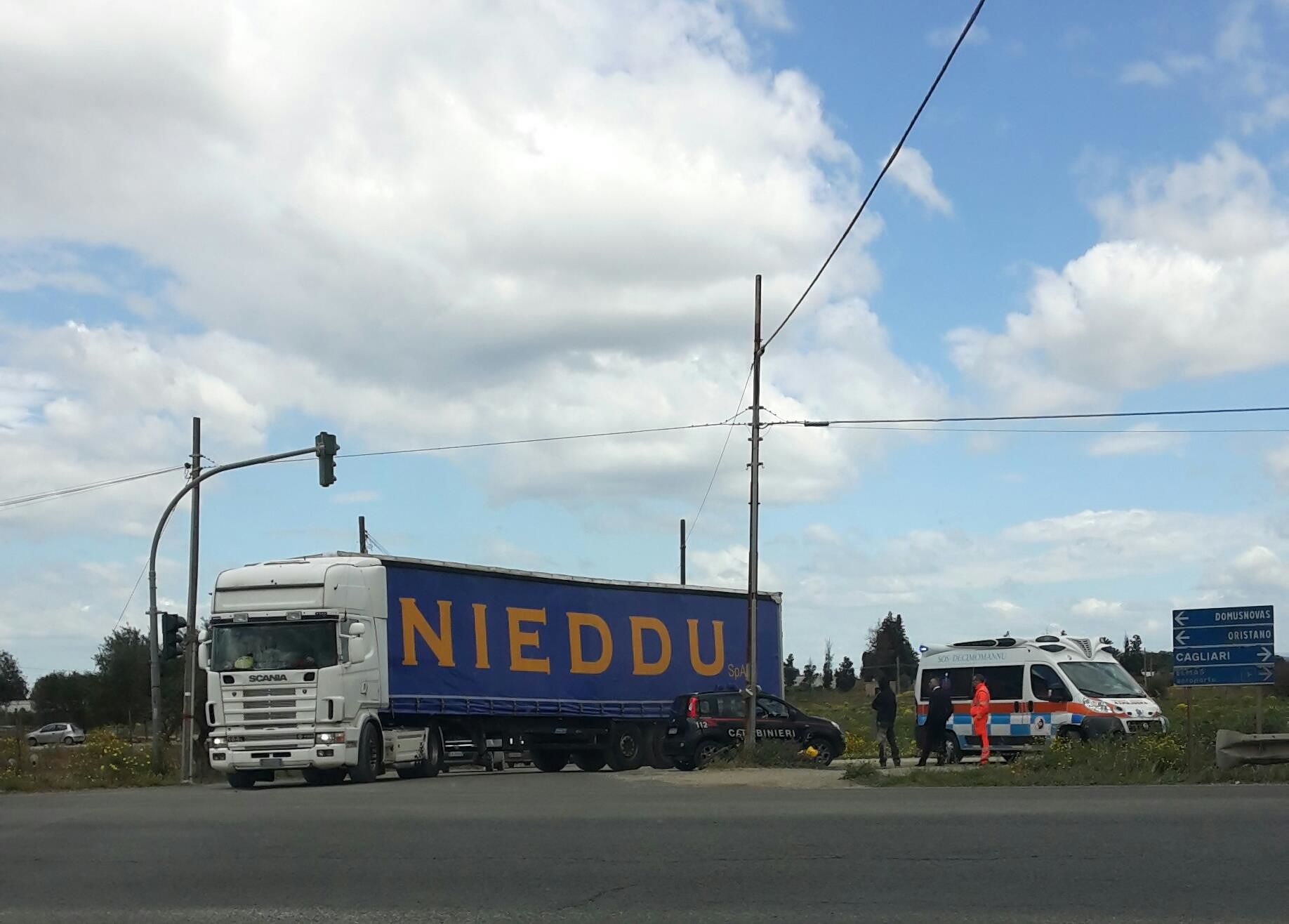 Incidente ad Assemini, coinvolto un camion per trasporto merci: ambulanza e carabinieri sul posto