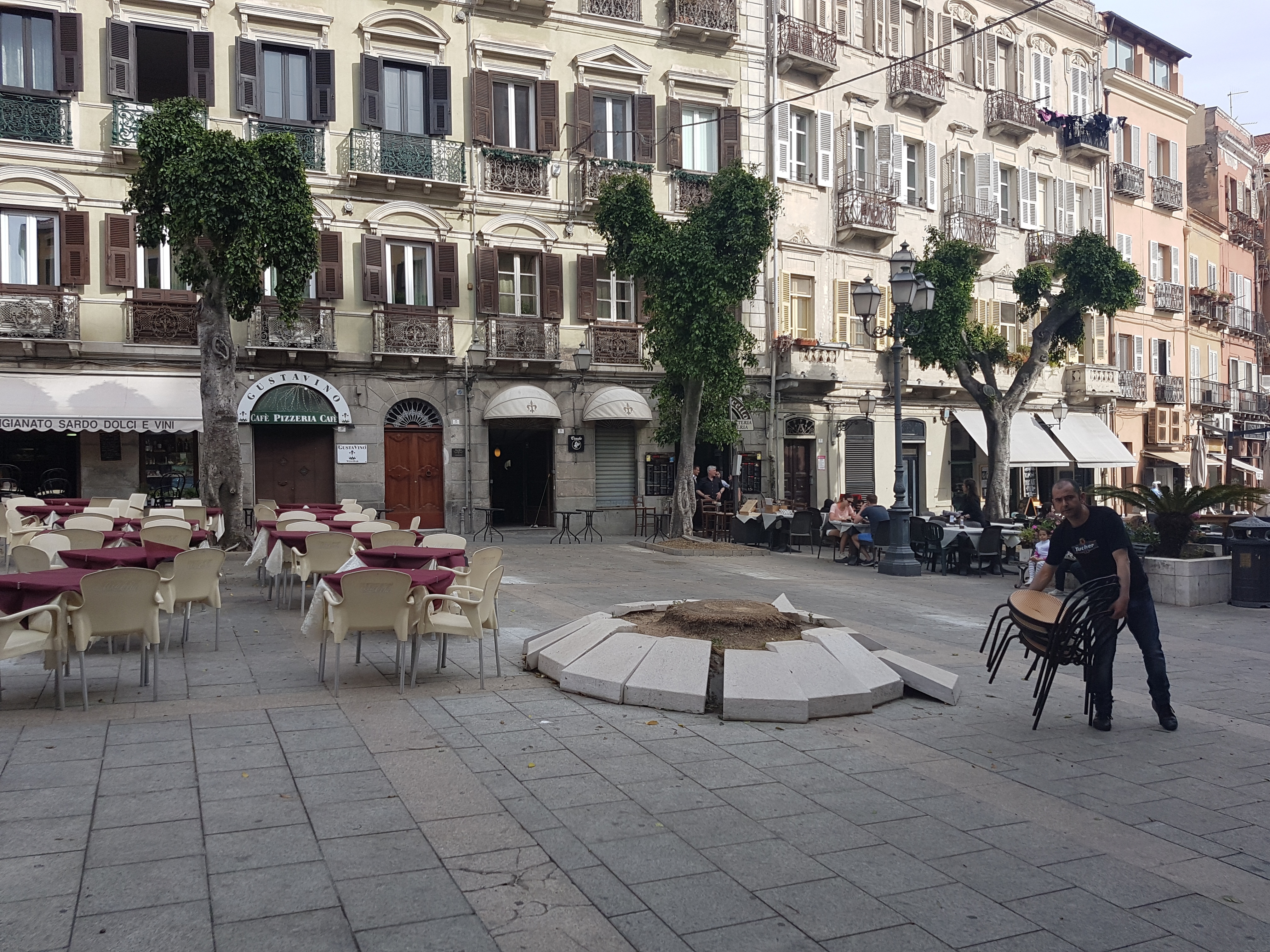Cagliari, movida boom in centro: nuovi tavolini in arrivo in piazza Yenne e nel Largo