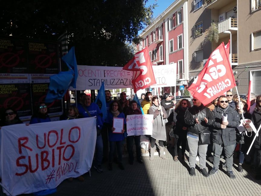 Cagliari, i prof precari scendono in piazza con i sindacati: “Lega e 5 Stelle, vogliamo essere stabilizzati”