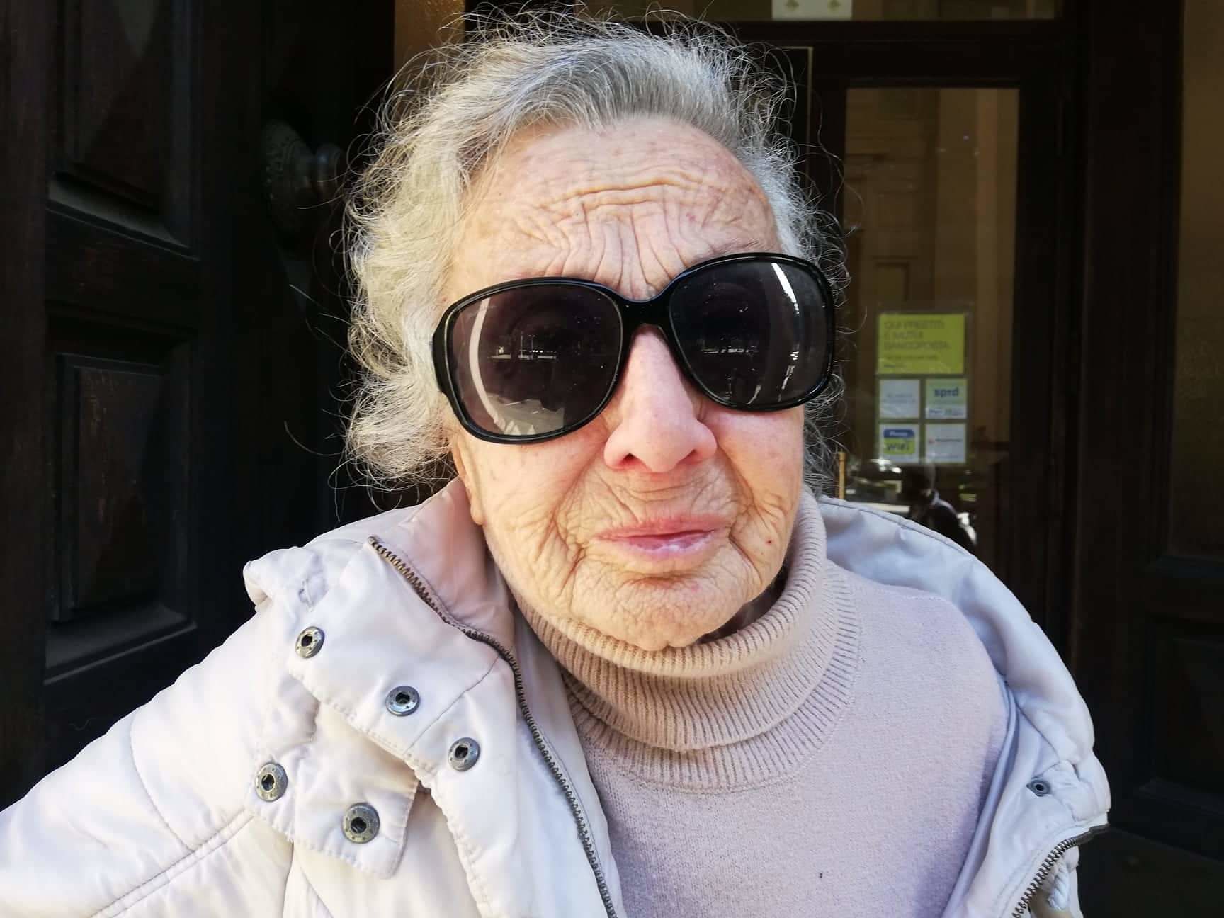 Il pianto di Emilia, 85enne cagliaritana invalida: “Con 500 euro al mese non posso curarmi, spero mi diano il reddito di cittadinanza”