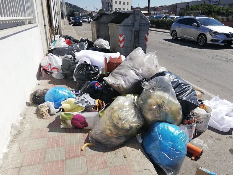 Cagliari, chili di rifiuti sotto il sole in via del Fangario: “Puzza insopportabile per la felicità dei topi”