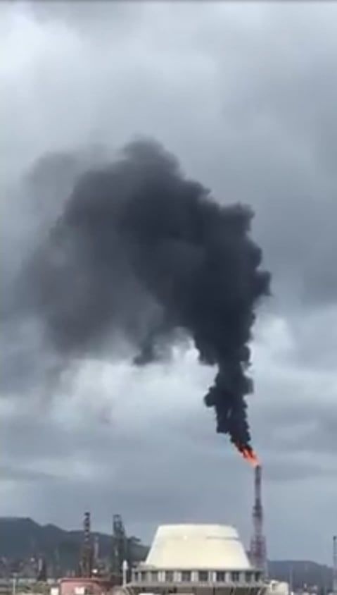 Sarroch, maxi fumata nera dalla ciminiera: “Uno scempio, il mondo non resisterà molto a lungo”