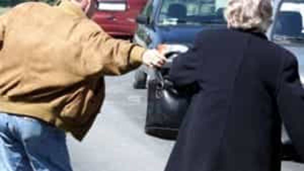 Alghero, tenta di rubare la borsa a un’anziana ma lei resiste e la trascina per diversi metri