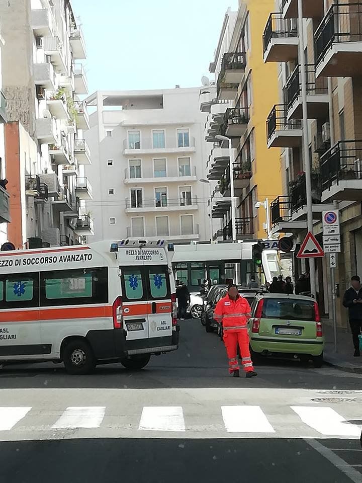 Cagliari, ennesimo scontro auto-metro in via Puccini: ci sono feriti