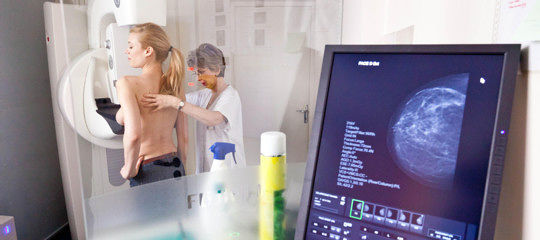 Tumore al seno e avere dei figli, non c’è alcuna incidenza: parola agli esperti