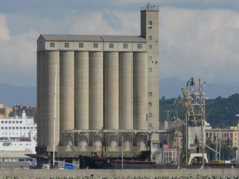 Cagliari, ruspe in marcia verso i silos del porto: “Nessun investitore per riqualificarli, saranno abbattuti”
