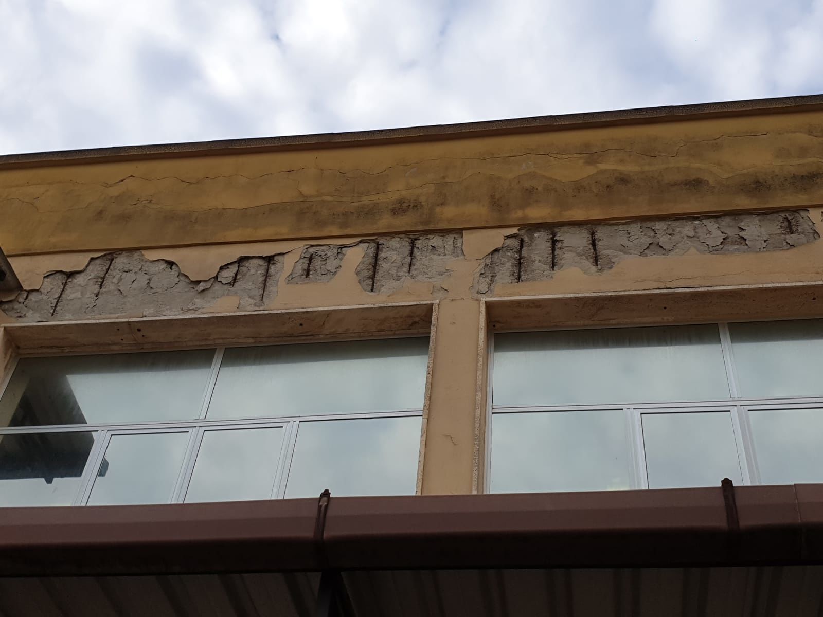 Sinnai, caos al poliambulatorio: “Transenne, muri scrostati e vaccini dati in ritardo”