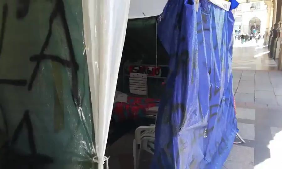 Cagliari, “disturbano i dipendenti comunali”. Fdi contro ex operai De Vizia