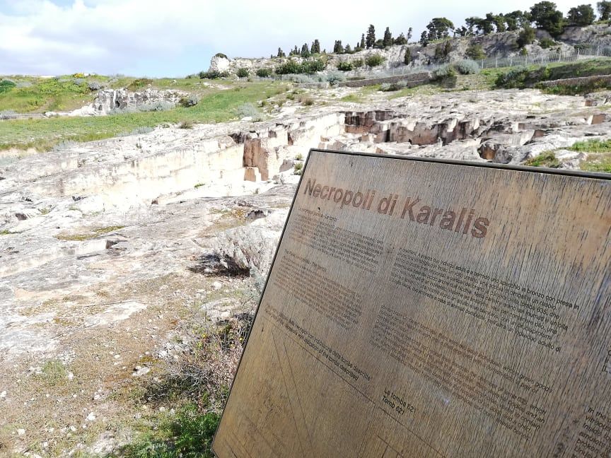Cagliari, a Tuvixeddu parco archeologico senza registro delle presenze e con i cantieri “eterni” tra le tombe