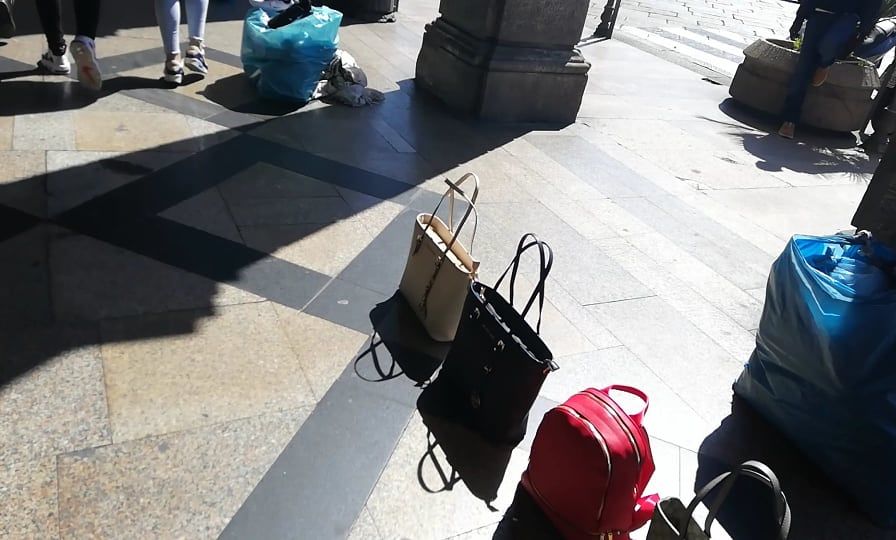 Cagliari, tra il Largo e via Roma gli abusivi non mollano: borsette e scarpe col trucco vendute sotto il naso dei negozianti