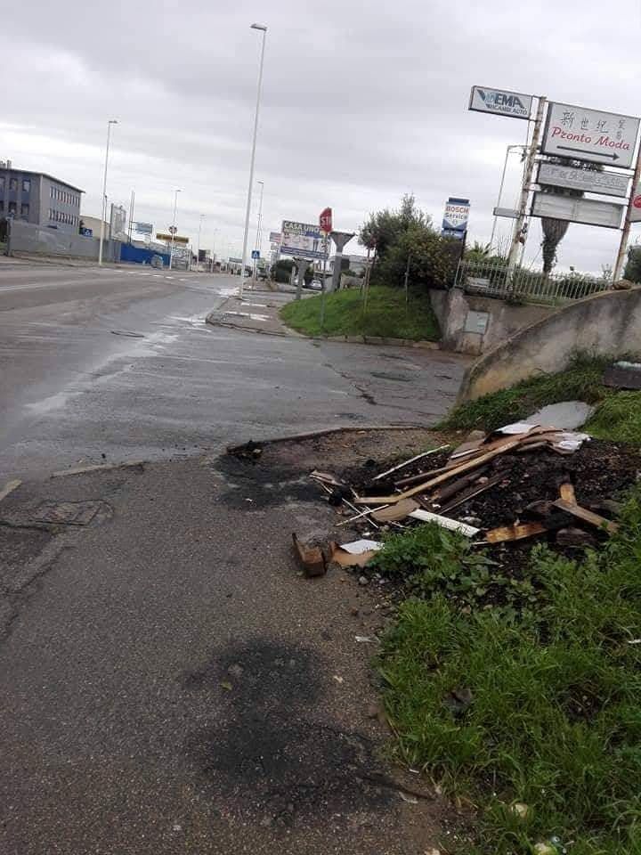 Prostituzione in viale Elmas, falò e litigi. Il video denuncia dei residenti: “Cagliari da terzo mondo”