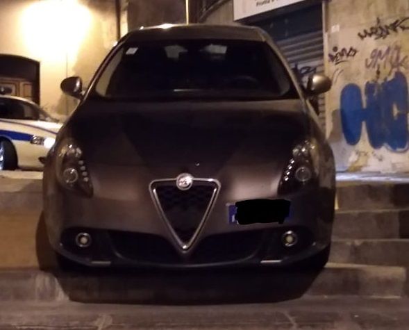 Cagliari, paura a Stampace: auto sulle scalette di via Portoscalas