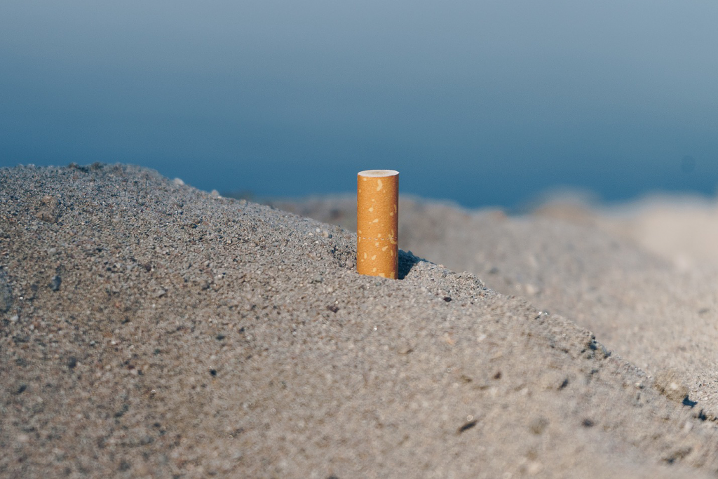 Guerra alle sigarette in spiaggia a Quartu, Fdi: “Sì a un’area smoke free al Poetto”