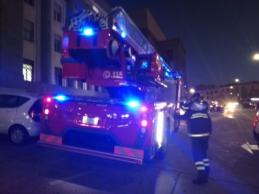 Il maestrale stacca delle lamiere dal tetto del Tribunale, Vigili del fuoco in azione a Cagliari