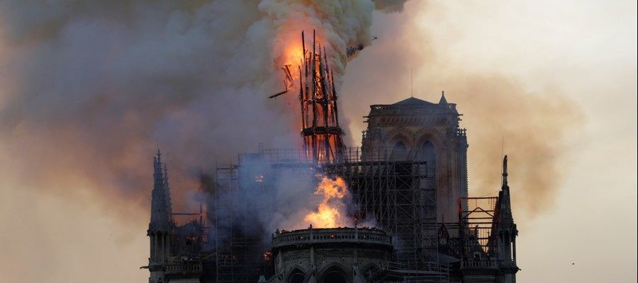Notre Dame devastata dal fuoco, Parigi sotto choc: “La struttura della cattedrale è salva”