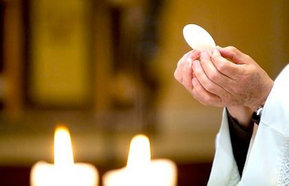 Sestu, choc a messa: “Mio figlio punito dal prete, per una risata gli ha negato la comunione” 