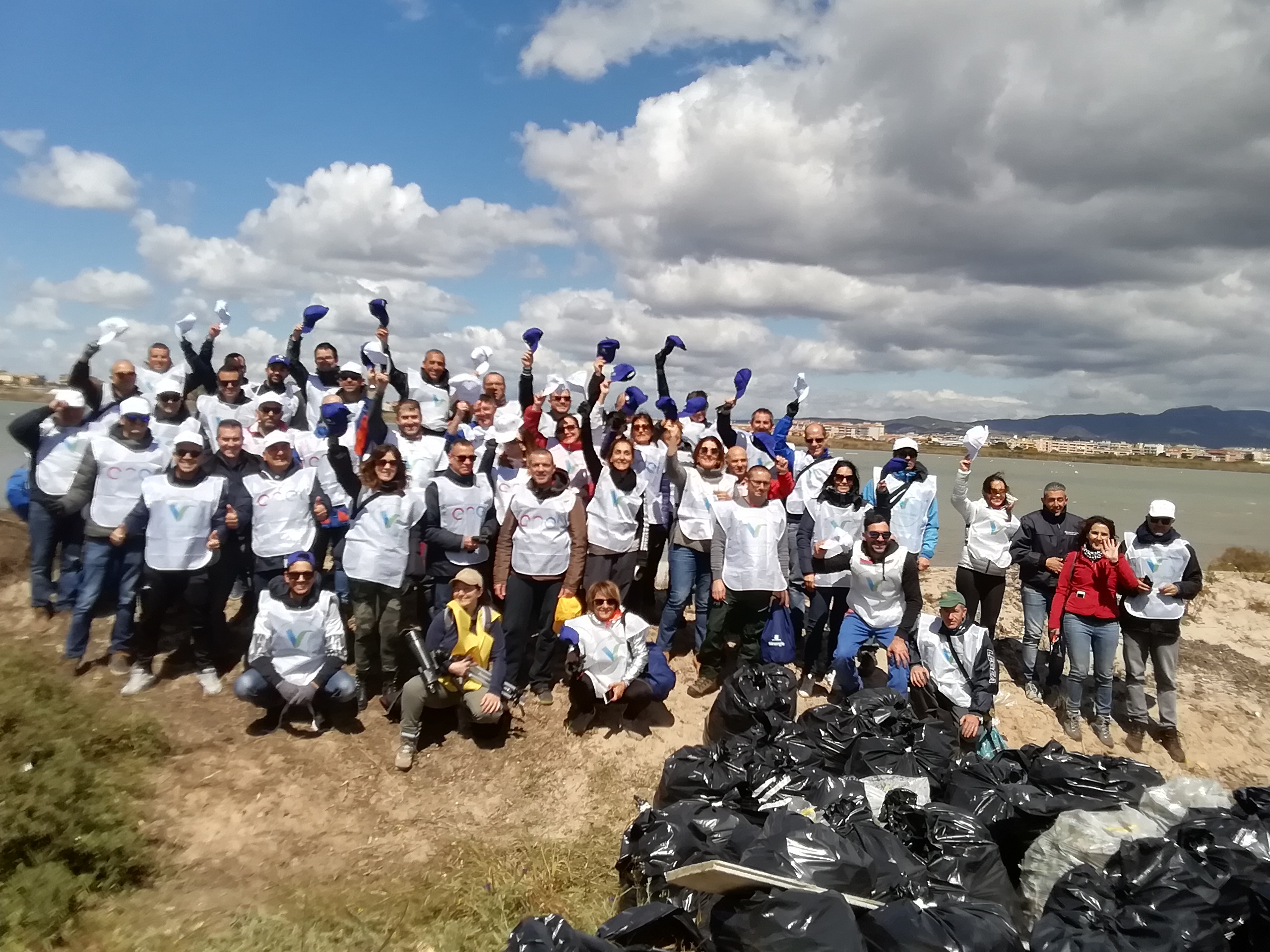 Molentargius, i volontari dell’Enel in campo: i cittadini puliscono da soli i rifiuti tra stagno e parco