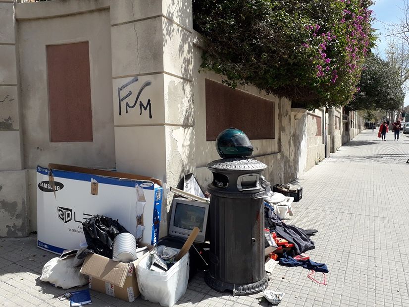 Cagliari, sporcizia in viale Trento dopo il mercatino” domenicale